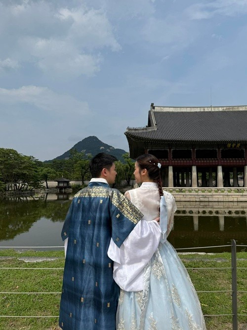 Vợ chồng Đỗ Mỹ Linh tình tứ khi du lịch Hàn Quốc vào tháng 9/2025. Ảnh: FB Đỗ Vinh Quang.