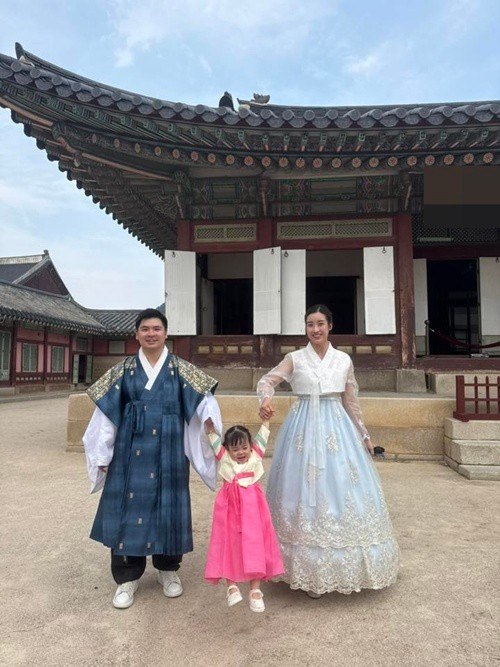 Con gái Đỗ Mỹ Linh và Đỗ Quang Vinh năm nay 2 tuổi, tên Tuệ An, được xem là bản sao nhí của bố. Ảnh: FB Mỹ Linh.