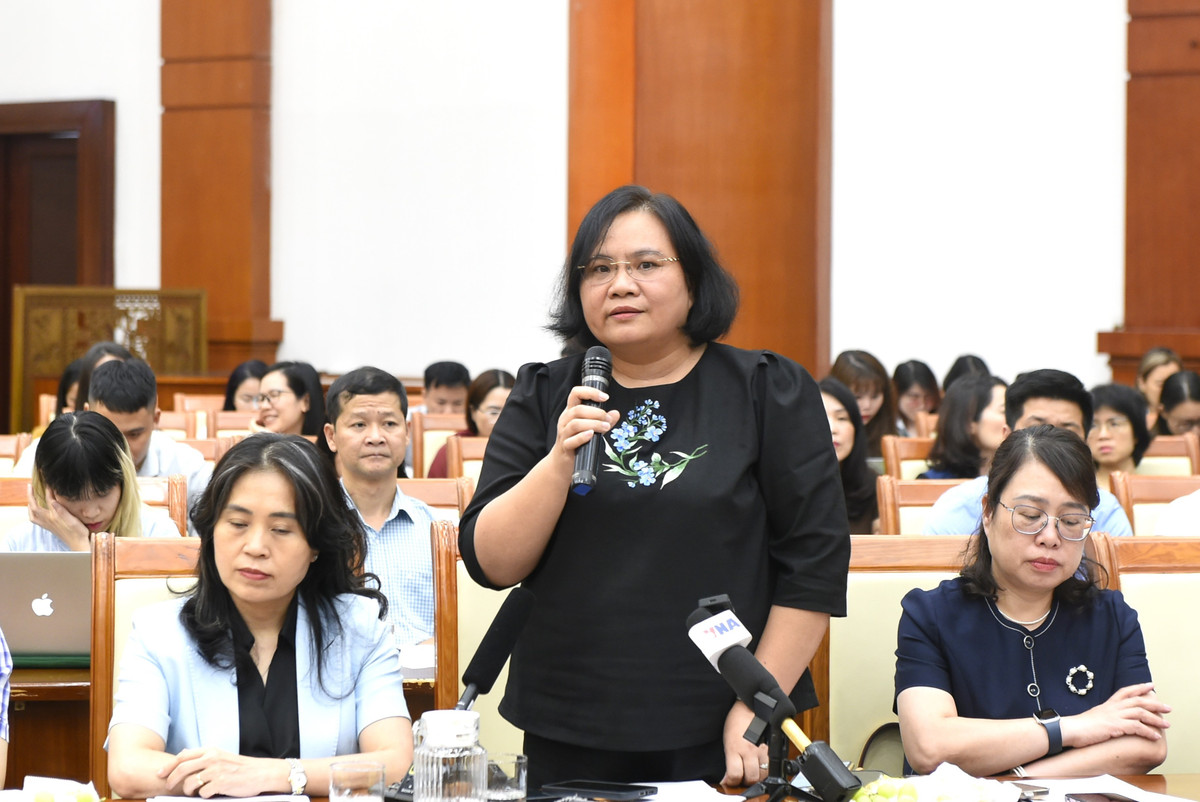 Bà Nguyễn Thị Thoa, Phó cục trưởng Cục Quản lý công sản (Bộ Tài chính) lý giải việc tiền thuế người dân phải nộp khi chuyển đổi mục đích sử dụng đất từ đất nông nghiệp sang đất ở tăng cao. Ảnh: MOF.