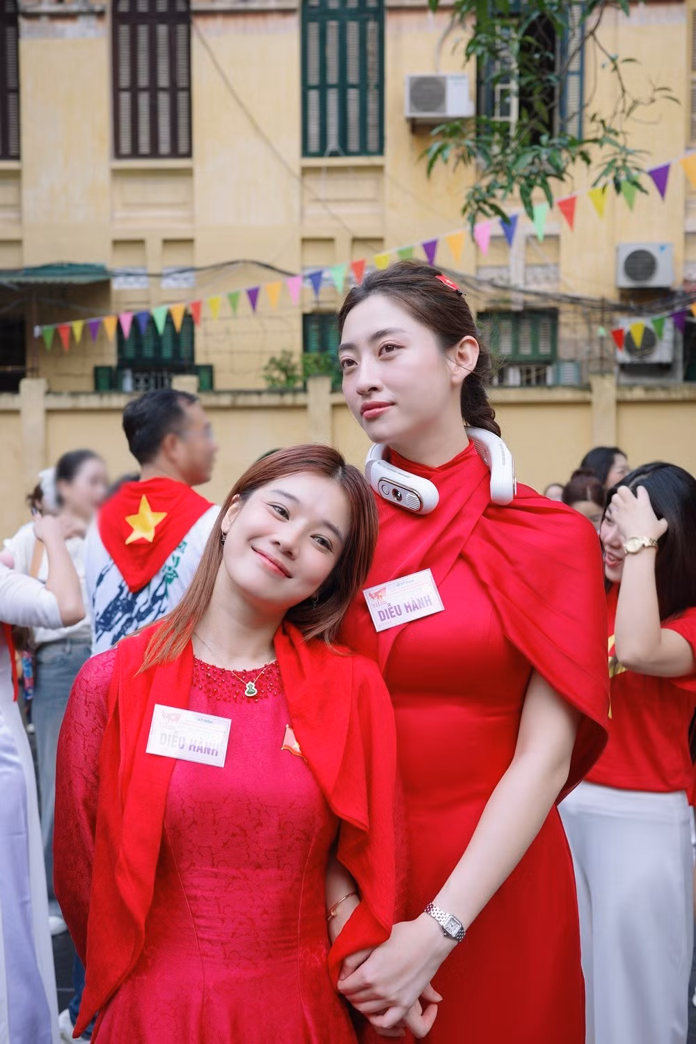 Lương Thùy Linh và Hoàng Yến Chipi cùng mặc áo dài đỏ trong buổi tổng duyệt. Ảnh: Sen Vàng.