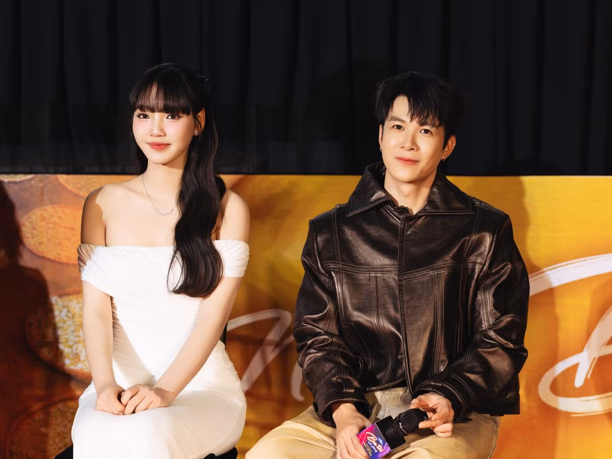 Nữ diễn viên phim Nhà ba tôi một phòng diện một chiếc đầm dài màu trắng tinh khôi với thiết kế trễ vai giúp khoe khéo xương quai xanh thanh mảnh và bờ vai thon. Minh Anh còn kết hợp trang phục cùng đôi sandal cao gót quai mảnh màu bạc, tạo sự đồng điệu với chiếc dây chuyền nhỏ tinh tế trên cổ.