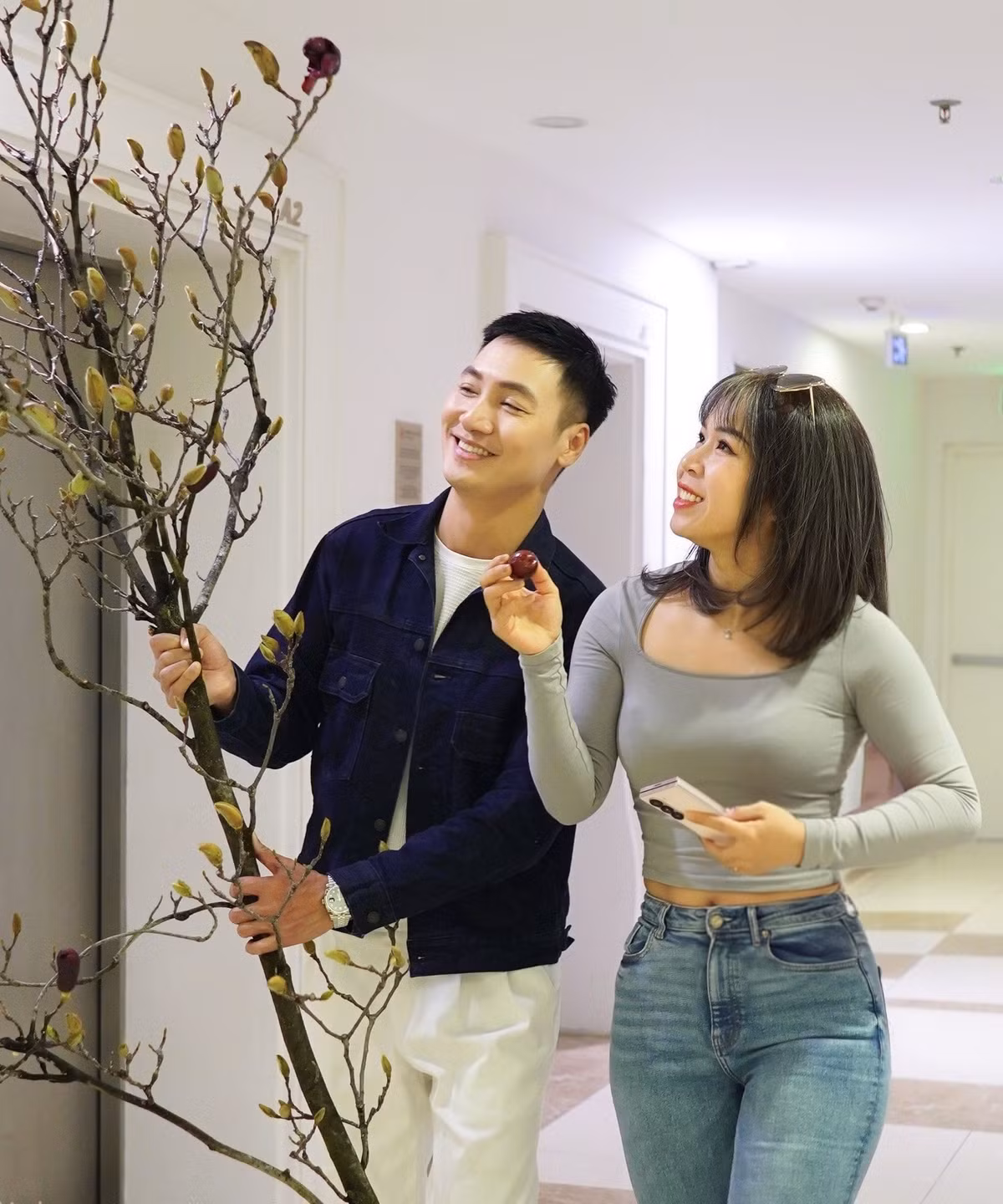 Mạnh Trường hết mực chiều chuộng Phương Phạm. Đoạt giải Nam diễn viên chính xuất sắc phim truyện truyền hình tại Cánh Diều Vàng, anh dành lời ngọt ngào cho vợ. Nam diễn viên nhắn nhủ bạn đời: "Cảm ơn bạn đã luôn là hậu phương vững chắc, chiếc cúp danh giá này mình dành tặng bạn. Còn tiền thưởng mình xin phép giữ làm của riêng". Ảnh: FB Mạnh Trường.