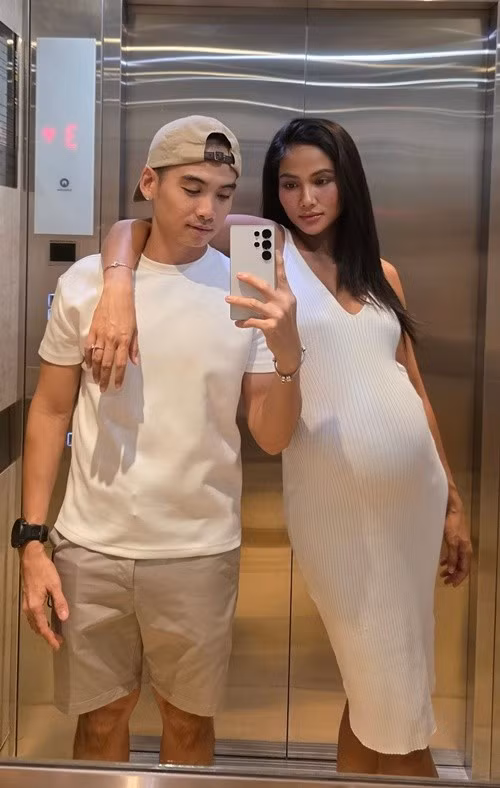 Nhiều khán giả khen ngợi H'hen Niê đẹp mặn mà hơn sau khi mang bầu con đầu lòng. Ảnh: FB H'hen Niê.