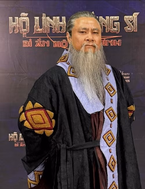 Tự Long hiện tại quay phim điện ảnh Hộ linh tráng sĩ - Bí ẩn mộ Vua Đinh. Ảnh: FB Tự Long.