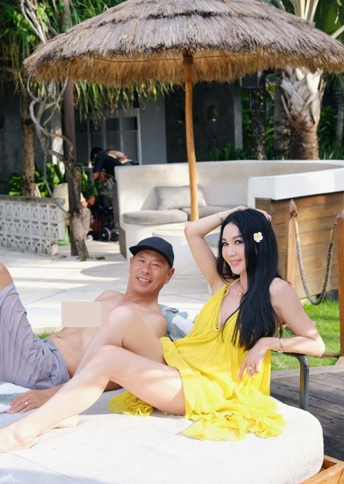 Hai vợ chồng Ôn Bích Hà có sở thích du lịch biển mỗi khi rảnh rỗi. Ảnh: Weibo Ôn Bích Hà.