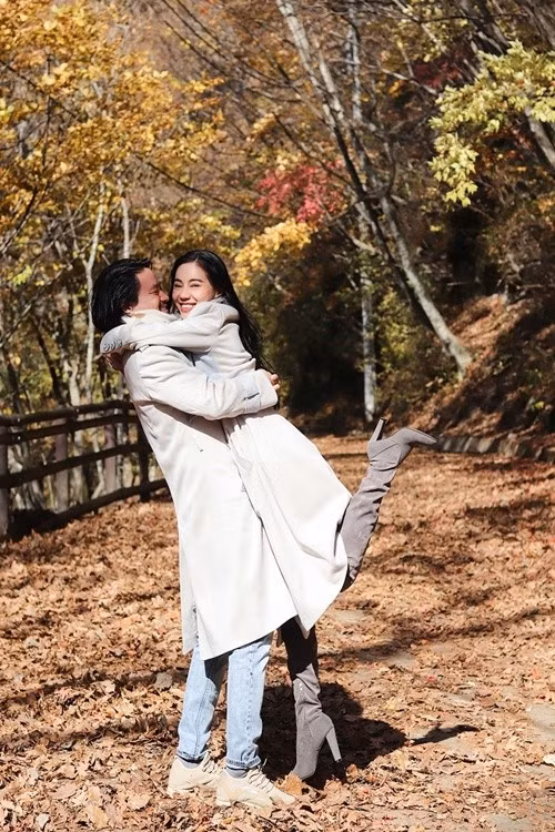 Vợ chồng đạo diễn Hoàng Nhật Nam tình tứ trong chuyến du lịch Nhật Bản năm 2023. Ảnh: Đời Sống Pháp Luật.