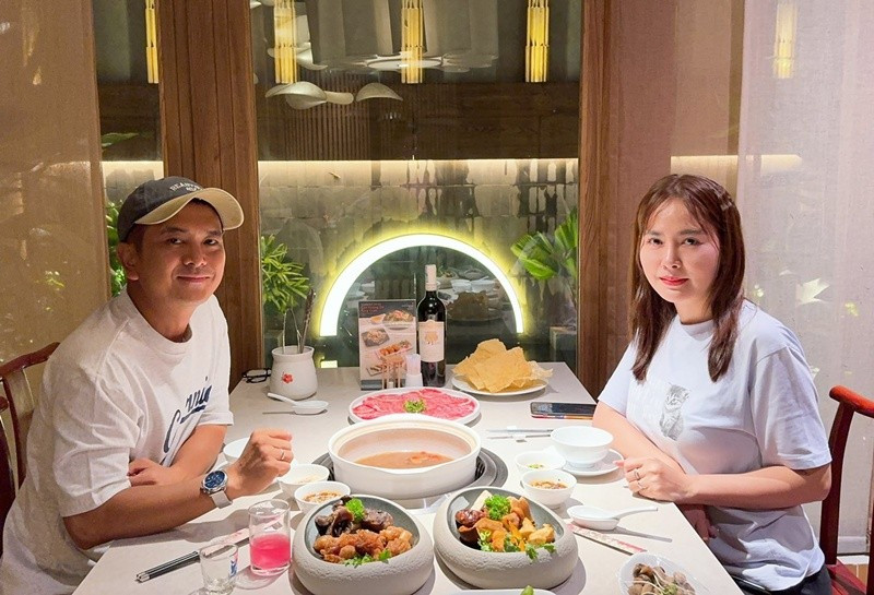 Mới đây, diễn viên Hùng Thuận đăng tải loạt ảnh dẫn Tuệ Tâm đi ăn uống. Ảnh: FB Hùng Thuận.