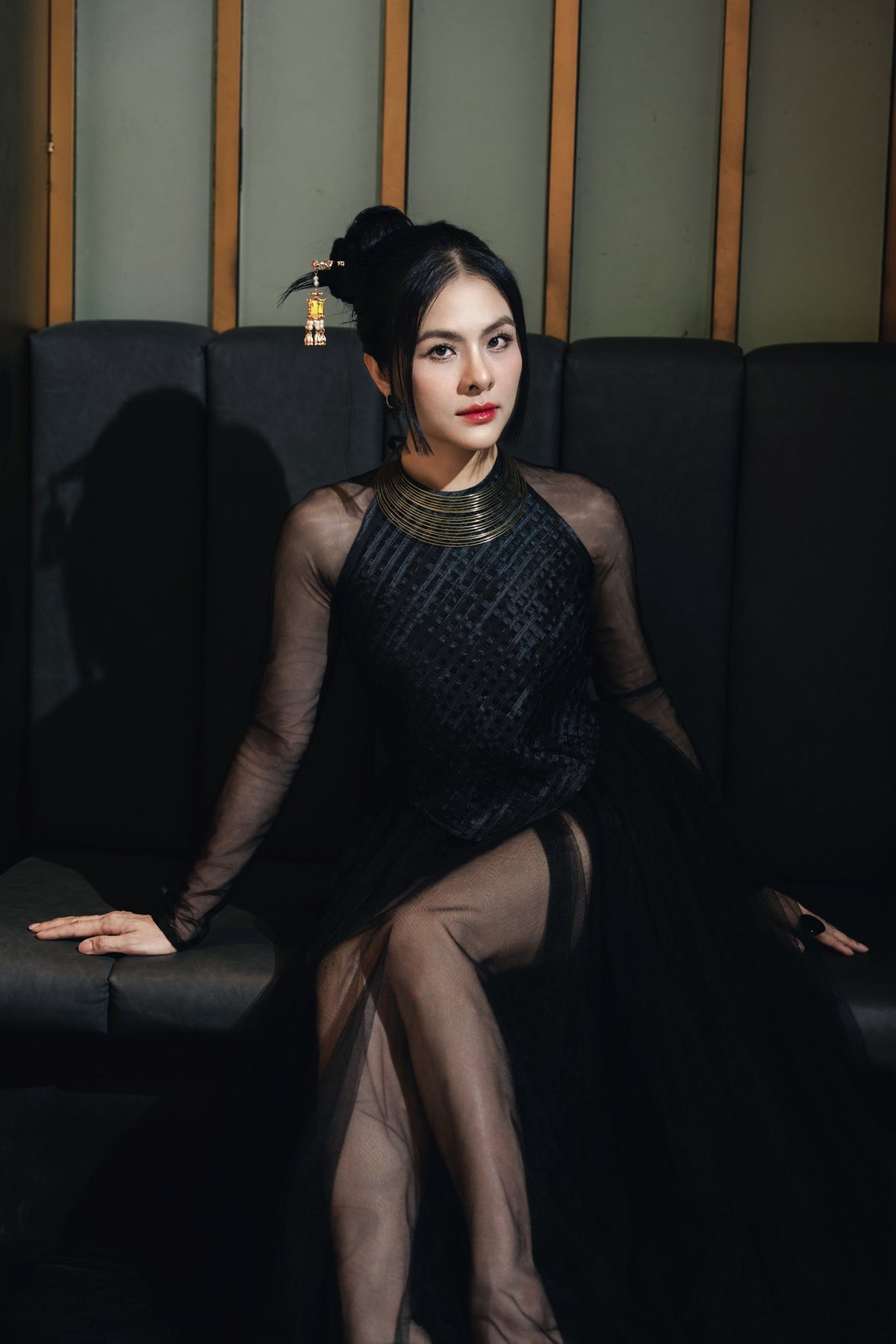 Không chỉ đóng phim, Vân Trang còn thử sức ở nhiều vai trò khác như dẫn chương trình, ca hát, cho thấy hình ảnh nghệ sĩ đa năng của showbiz Việt.