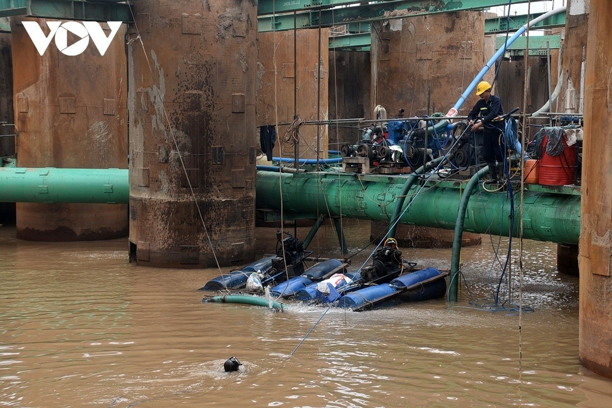 Công việc đòi hỏi kỹ thuật cao, sự phối hợp chặt chẽ giữa tổ lặn và bộ phận vận hành thiết bị trên mặt đất nhằm bảo đảm an toàn và tiến độ thi công.