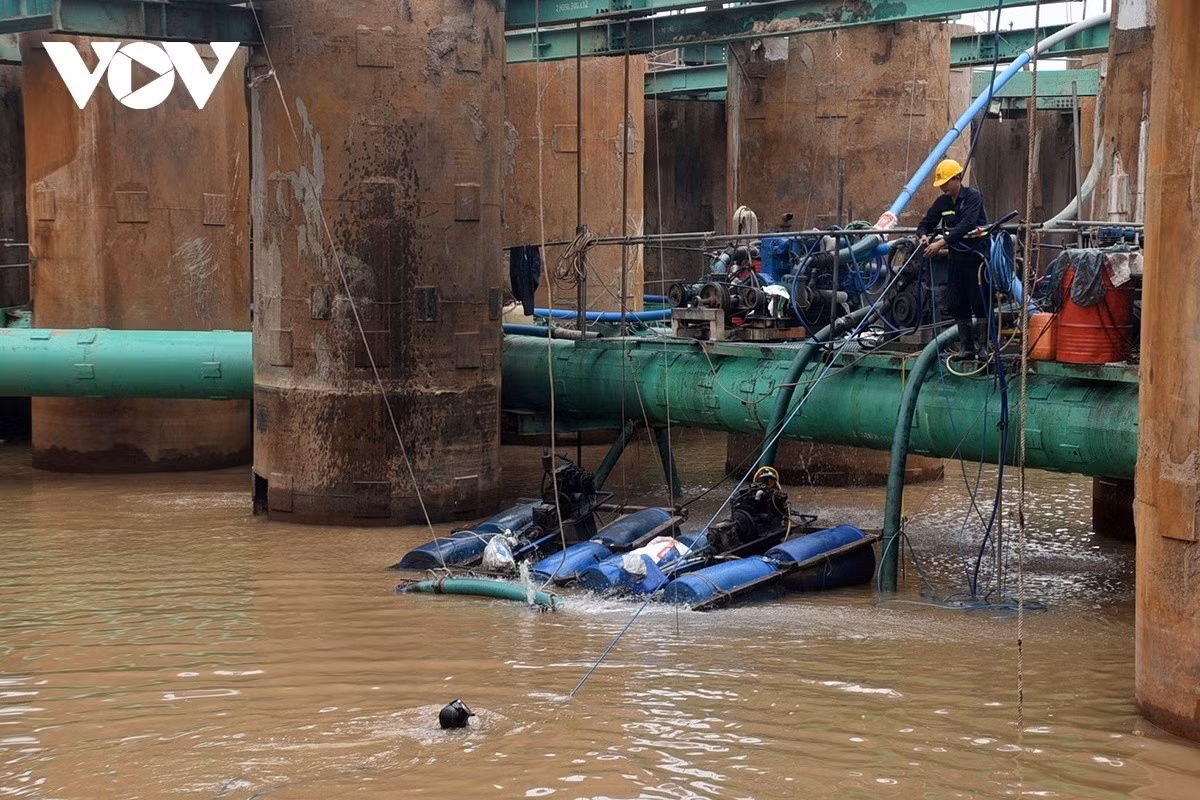 Công việc đòi hỏi kỹ thuật cao, sự phối hợp chặt chẽ giữa tổ lặn và bộ phận vận hành thiết bị trên mặt đất nhằm bảo đảm an toàn và tiến độ thi công.