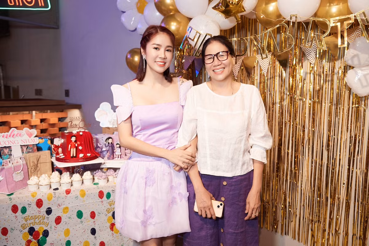 Bố mẹ của ca sĩ Trung Kiên vô cùng yêu thương diễn viên Lê Phương lẫn con trai riêng của cô.