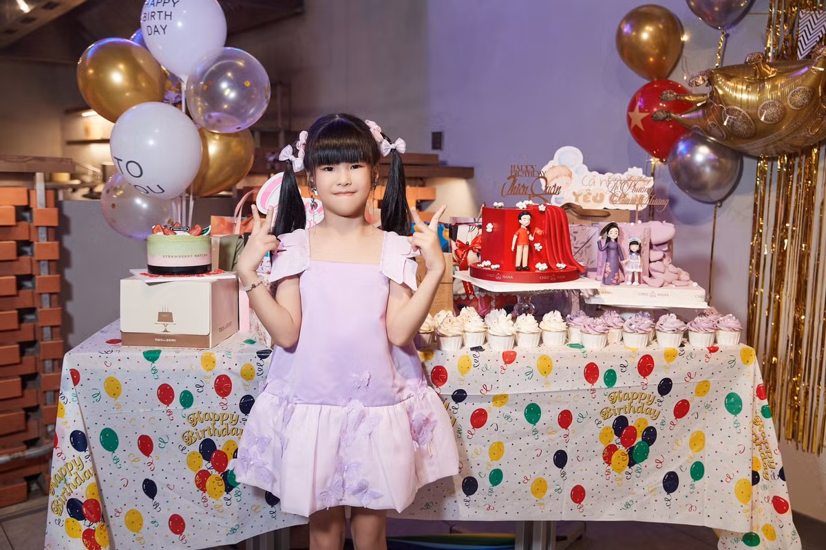 Con gái Lê Phương sinh năm 2019, có chiều cao vượt trội.