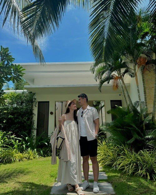 Khi tròn hai tháng về chung một nhà, Thùy Dung cho biết, vợ chồng cô làm gì cũng nghĩ cho cả hai gia đình. Cặp đôi từng giận nhau đôi lần, mỗi lần chỉ kéo dài hai ngày và hiếm khi xa nhau quá một ngày — khác hẳn quãng thời gian yêu xa trước đây. “Đánh răng, rửa mặt xong nhìn vào gương, tôi thấy hai đứa ngày càng giống nhau”, Thùy Dung bộc bạch. Ảnh: Instagram Thùy Dung.