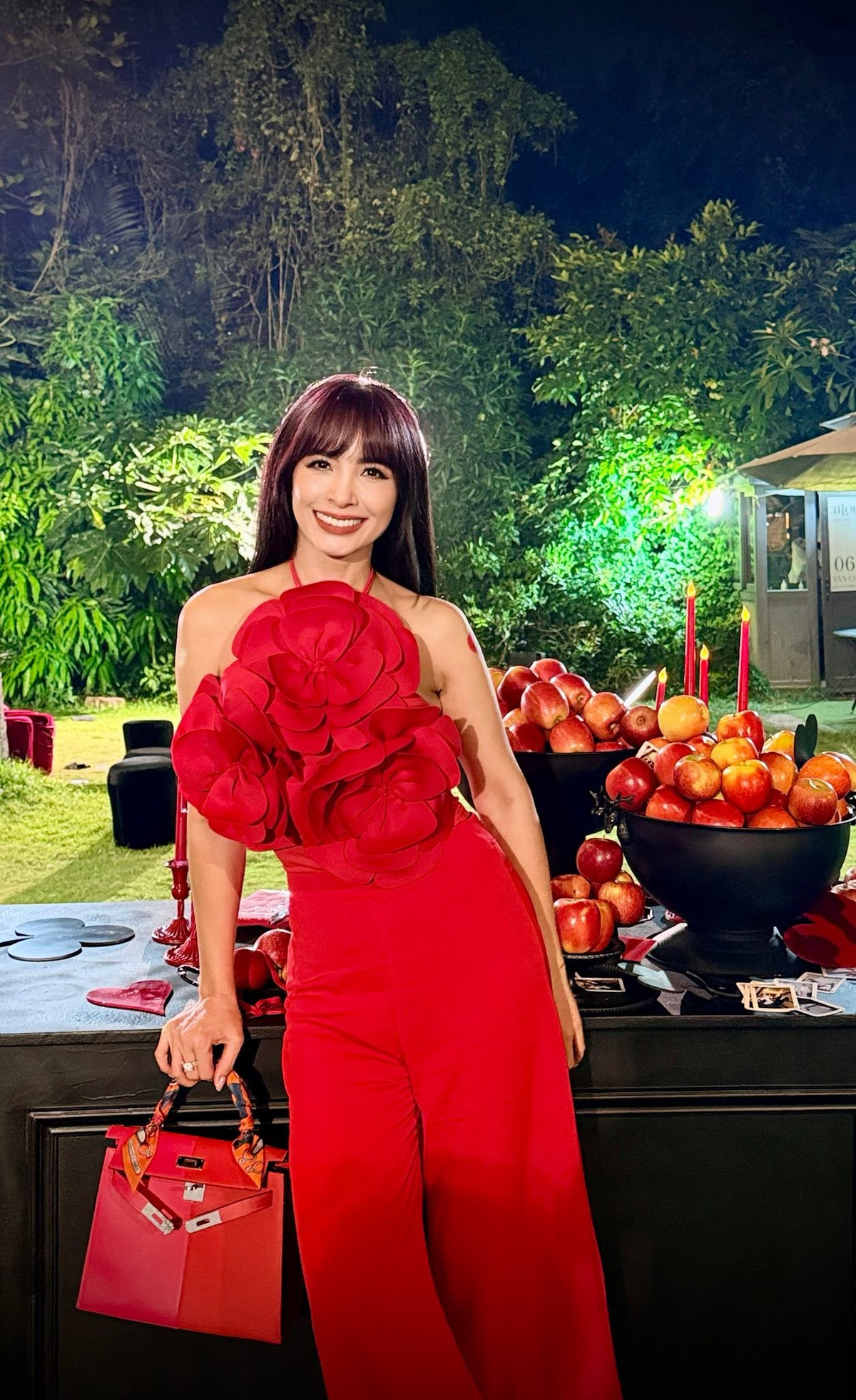 Thúy Hạnh luôn giữ nụ cười tươi tắn, rạng rỡ, toát lên năng lượng tích cực và sự tự tin. Gương mặt cô sở hữu những đường nét thanh tú, đôi mắt sâu và hàng lông mày sắc nét, giúp cô dễ dàng chinh phục nhiều kiểu trang điểm khác nhau. Ảnh: FB Thúy Hạnh.