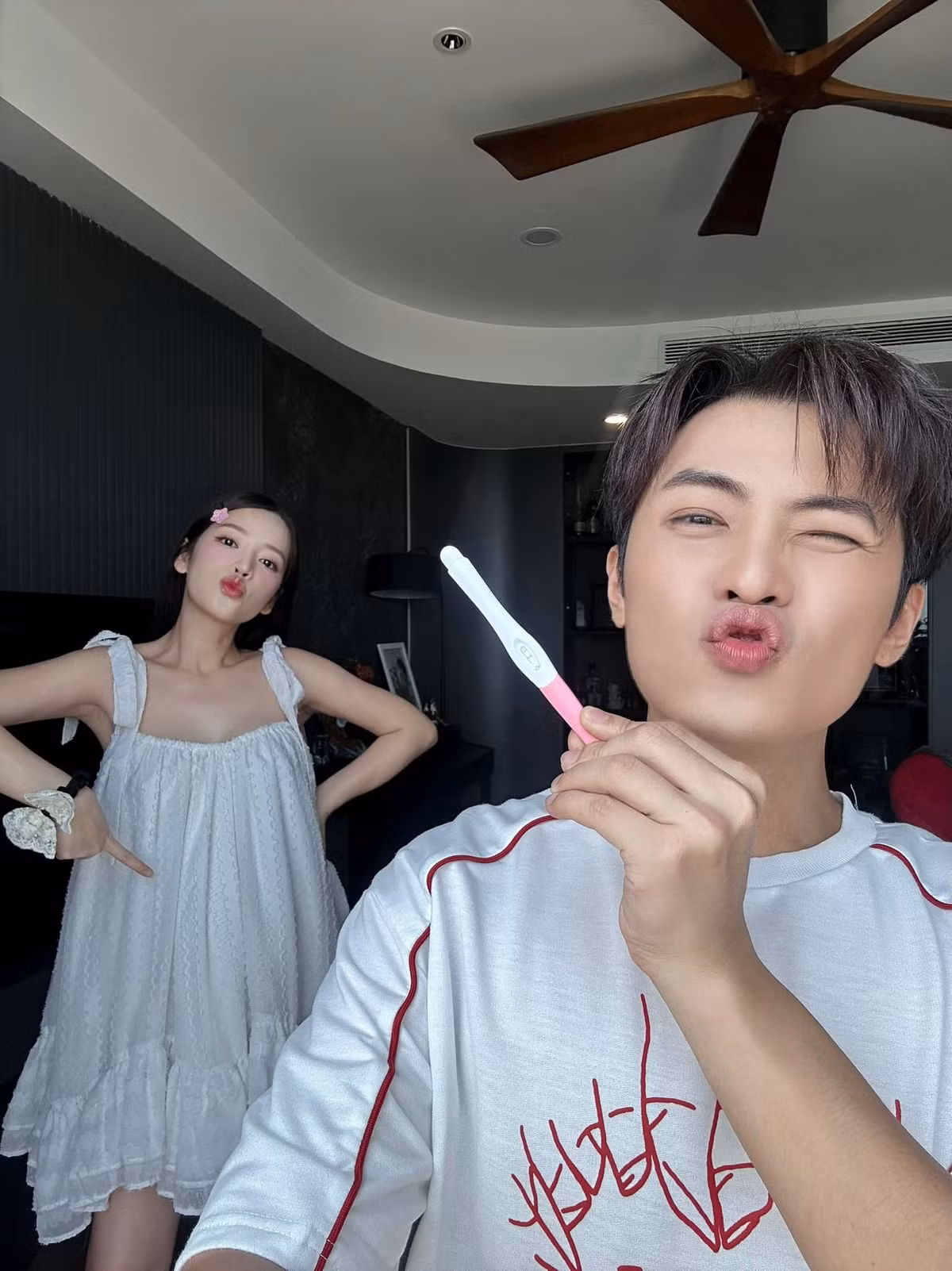 Khi thông báo mang bầu, Puka dí dỏm viết: "Tròn 1 năm về chung nhà, gia đình em có thêm thành viên mới. Hứa là làm, em nói khi nào có tin vui em sẽ thông báo đến những người yêu thương tụi em biết mà. Uy tín chưa?".