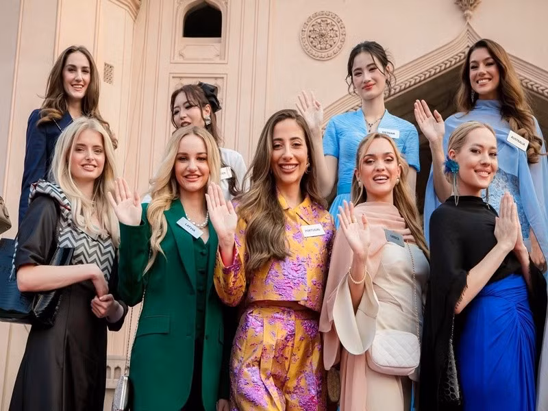 Đại diện Việt Nam ghi điểm bởi vẻ ngoài rạng rỡ bên các thí sinh.