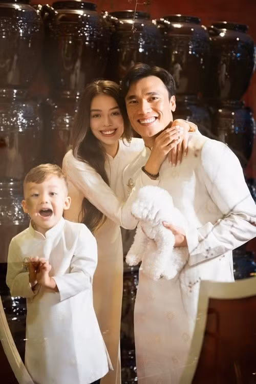 Dianka đã có 4 năm làm dâu Việt. Dịp Tết vừa qua, cô cùng chồng và con diện áo dài truyền thống. Ảnh: FB Bùi Tiến Dũng.