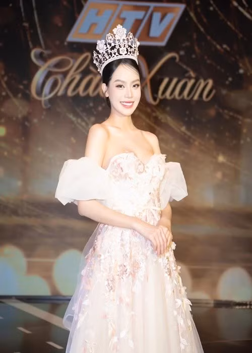 Đầu tháng 5, người đẹp đến từ Đà Nẵng bị suy nhược cơ thể nên phải nhập viện, truyền nước trong chuyến công tác ở Indonesia. Ảnh FB Thanh Thủy.