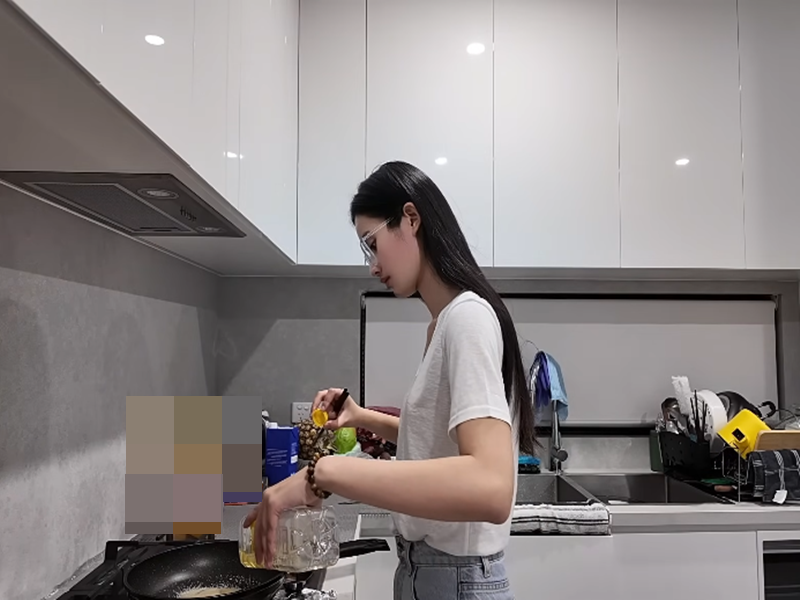 Trên kênh Youtube cá nhân, Hoa hậu Ý Nhi đăng tải clip hé lộ cuộc sống đời thường ở Australia. Nàng hậu chia sẻ, cô thường tự nấu ăn tại nhà. Ảnh: Youtube Ý Nhi.