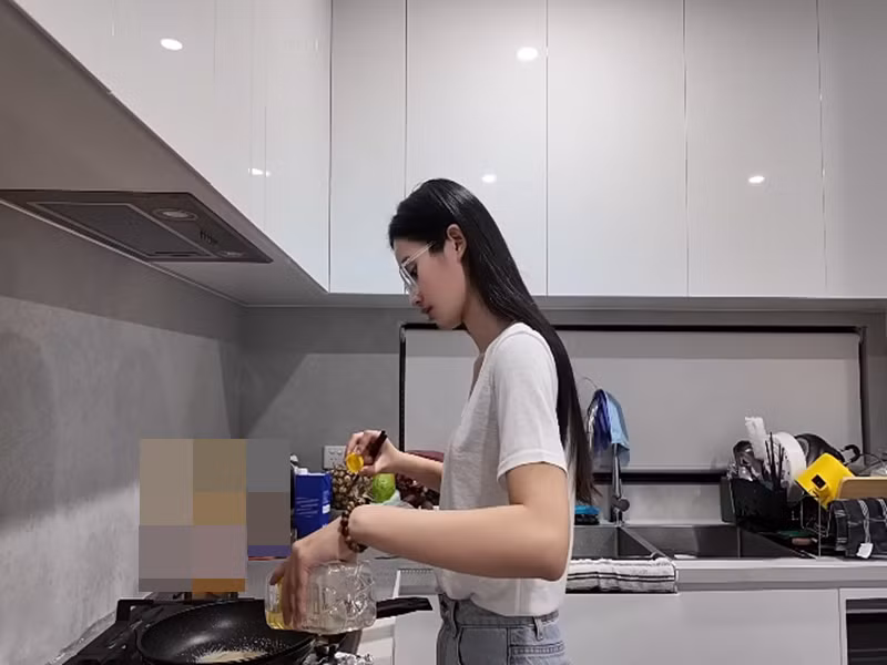 Trên kênh Youtube cá nhân, Hoa hậu Ý Nhi đăng tải clip hé lộ cuộc sống đời thường ở Australia. Nàng hậu chia sẻ, cô thường tự nấu ăn tại nhà. Ảnh: Youtube Ý Nhi.