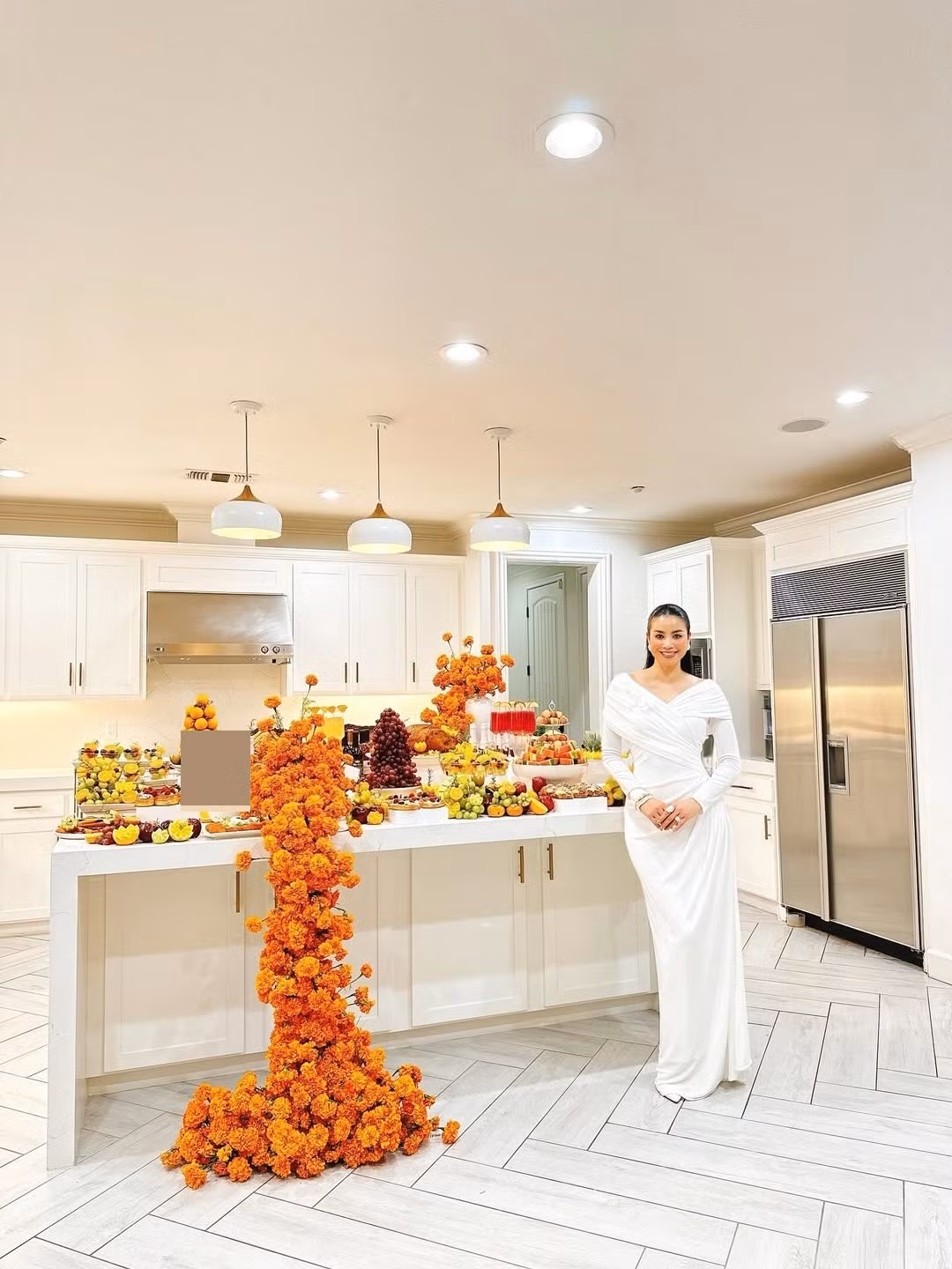 Trên trang cá nhân, Phạm Hương đăng tải hình ảnh tổ chức tiệc mừng Lễ Tạ ơn ở Mỹ. Nàng hậu ăn mặc sang trọng, đầy tươi tắn trong bữa tiệc.
