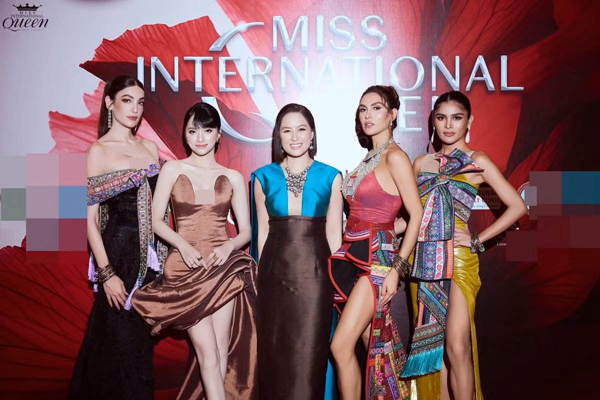 Hương Giang (thứ hai bên trái) đang ở Thái Lan tham gia các sự kiện của cuộc thi Miss International Queen - Hoa hậu Chuyển giới Quốc tế 2025. Ảnh: Miss International Queen.