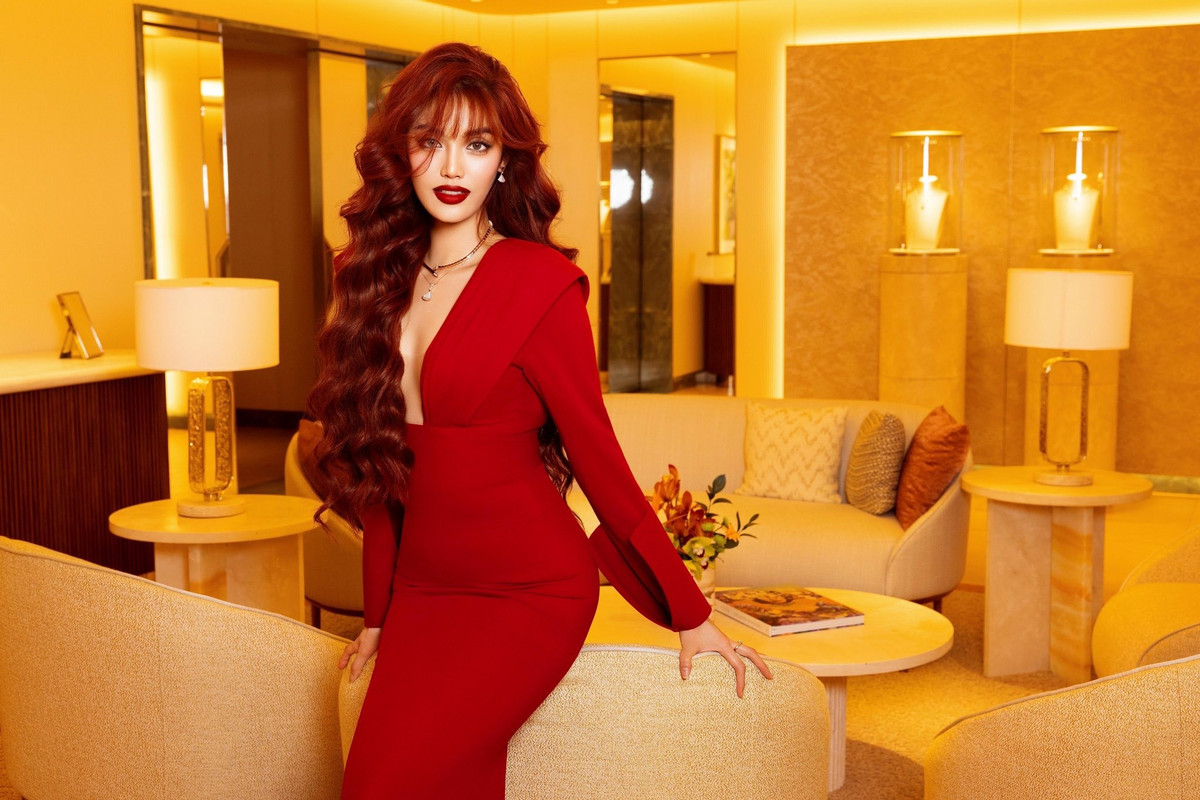 Lan Khuê không bó mình trong những bảng màu trung tính quen thuộc mà ưu ái các gam xanh ngọc, đen, ánh vàng hay đỏ – những tông màu kén người mặc. Sự lựa chọn này cho thấy bản lĩnh và sự tự tin trong phong cách, phù hợp với hình ảnh một biểu tượng thời trang đã vượt qua giai đoạn an toàn.