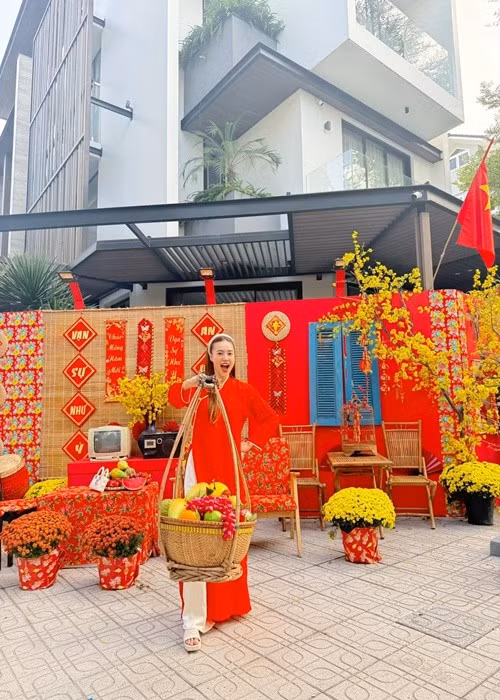 Lan Ngọc hiện tại sống trong biệt thự 2 mặt tiền bề thế, sử dụng xe sang di chuyển. Ảnh: FB Lan Ngọc.