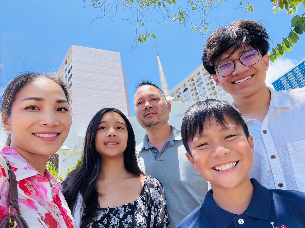 “Ngày này năm sau, tôi biết mình sẽ ở nhà, không cần tỏa sáng trước hàng nghìn người, không đếm ngược giữa đám đông, chỉ cần quây quần bên 4 cha con là hạnh phúc nhất rồi. Và rồi sau tất cả những chuyến đi, tôi hiểu ra một điều rất đơn giản. Nơi mình cần nhất chính là nơi có các con và anh đang chờ mình về và luôn cần mình nhất”, Hồng Ngọc viết.