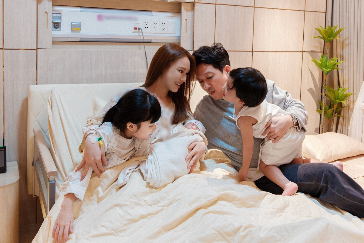 Làm hot mom ba con, Nhã Phương vẫn giữ được nhan sắc mặn mà. Dù không xuất hiện dày đặc trong các dự án nghệ thuật, mỗi lần lộ diện, nữ diễn viên đều ghi điểm với phong cách thanh lịch, thần thái nhẹ nhàng của người phụ nữ gia đình. Ảnh: FB Nhã Phương.