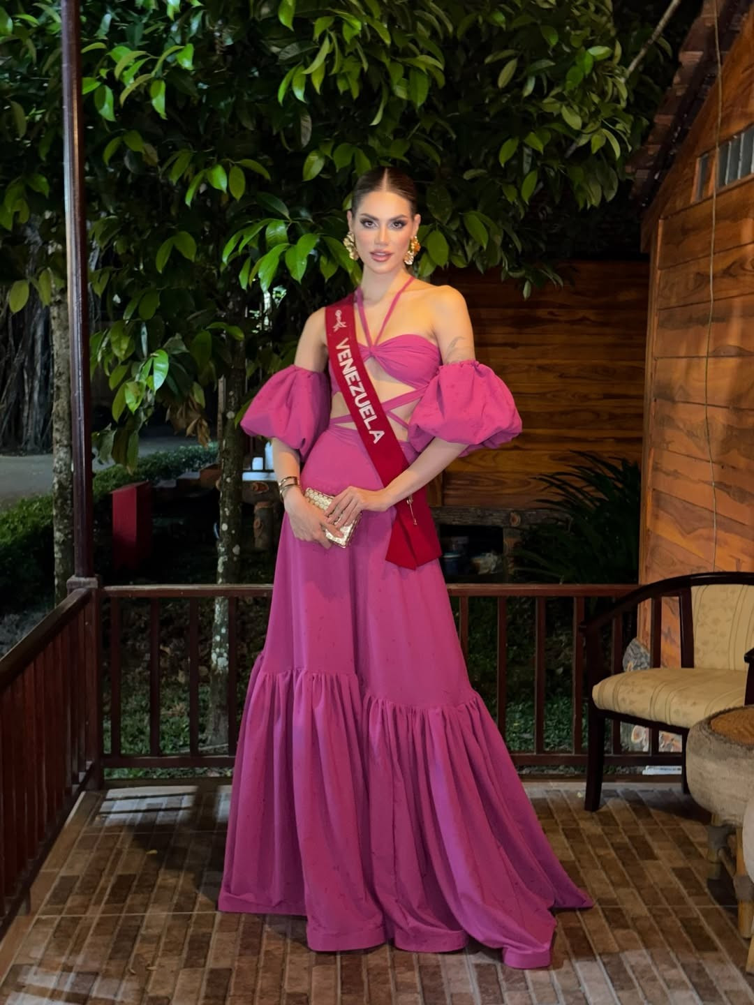 Anna trả lời: "Tôi nghĩ ngày nay các hoa hậu không chỉ đơn thuần là biểu tượng sắc đẹp. Chúng tôi xem đây là sự nghiệp, trải nghiệm và những giá trị đã hình thành nên con người mình. Tất nhiên, các hoạt động từ thiện và quyên góp luôn rất quan trọng, nhằm khuyến khích mọi người chung tay cho những giá trị và mục tiêu mà chúng tôi theo đuổi. Nhưng xuất thân và nền tảng riêng biệt đã giúp chúng tôi tạo ra sự thay đổi theo cách riêng...Ảnh: Instagram Anna Blanco.