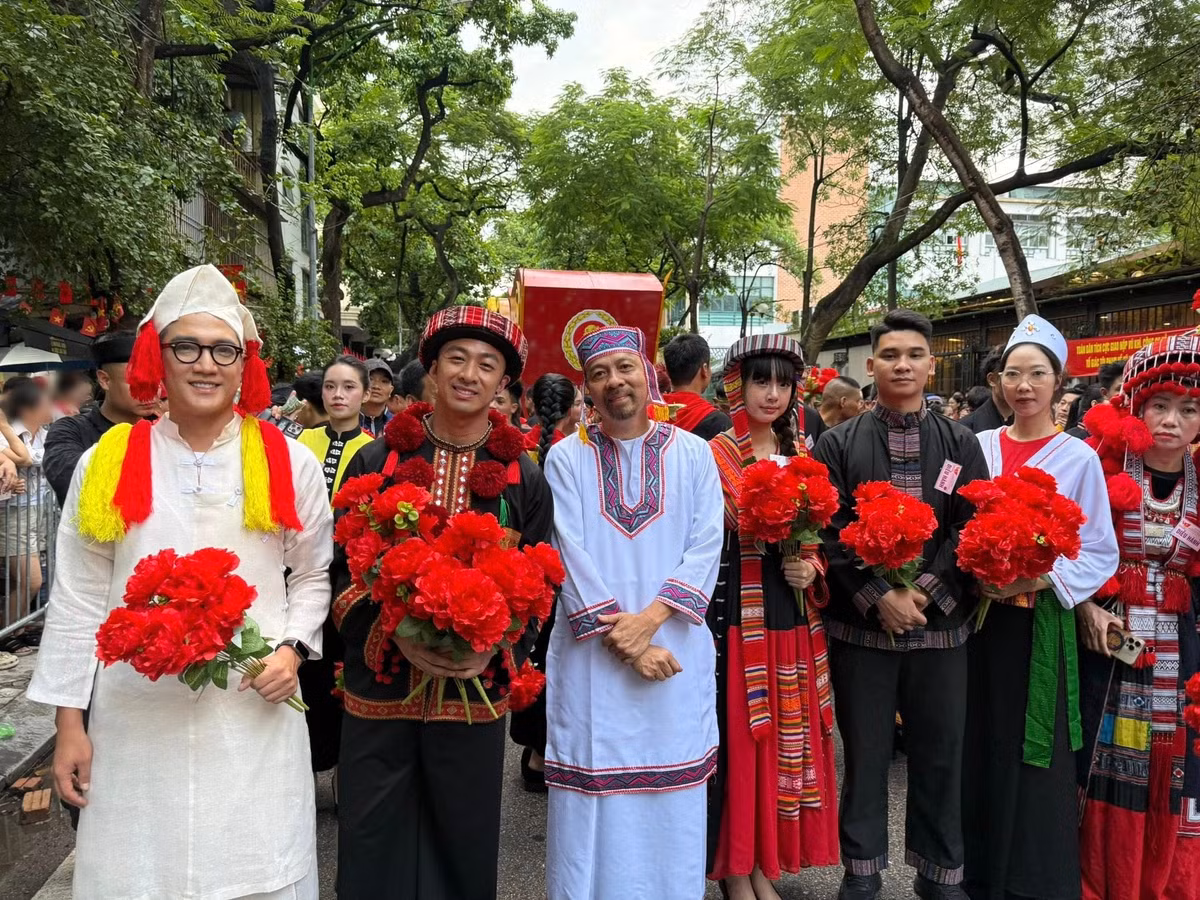 NTK Đức Hùng (thứ ba bên trái) cũng tham gia tổng duyệt A80. Ảnh: FB Đức Hùng.