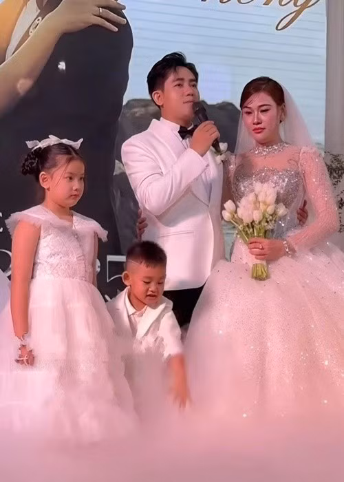 Theo Người Đưa Tin, nam ca sĩ nhắn nhủ vợ trong hôn lễ: "Anh muốn nói với em một điều là chúng ta đã trải qua khoảng thời gian với nhiều đàm tiếu, lời dị nghị. Hai đứa stress rất nhiều, có những chuyện từ trên trời rơi xuống". Ảnh: Znews.