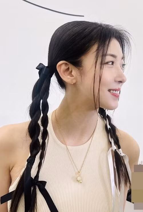 Nữ diễn viên ưu tiên những thiết kế có phom dáng gọn gàng, đường cắt tinh tế, giúp tôn lên vóc dáng săn chắc và vẻ đẹp khỏe khoắn đặc trưng. Ảnh: Tiền Phong.