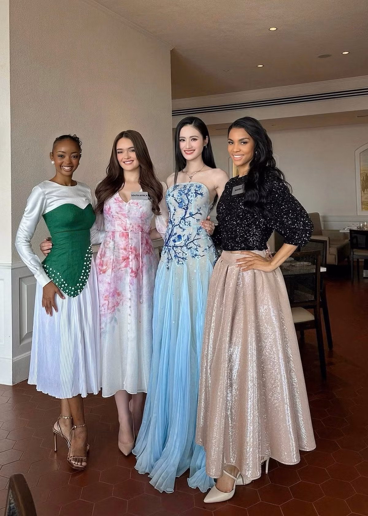 Diện chiếc váy xanh gợi cảm, sở hữu nhan sắc rạng rỡ, Ý Nhi lấn át các đối thủ khi đọ sắc. Ảnh: FB Ý Nhi.