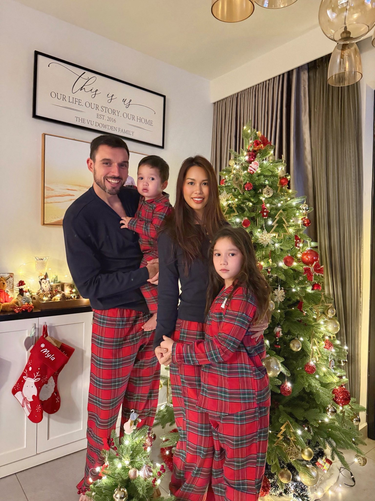 Nữ người mẫu kết hôn với Olly Dowden - một giáo viên. Ảnh: FB Hà Anh.