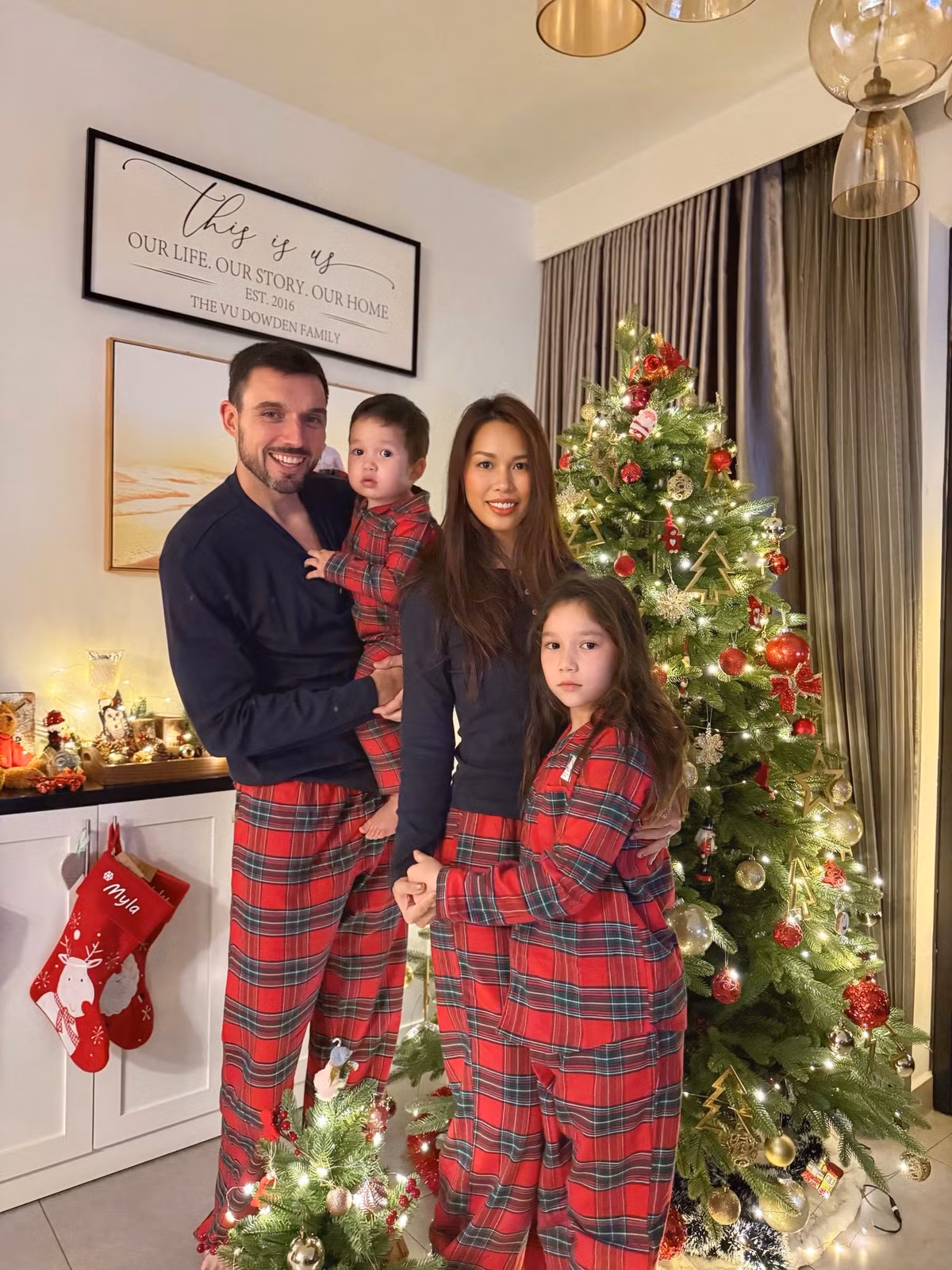 Nữ người mẫu kết hôn với Olly Dowden - một giáo viên. Ảnh: FB Hà Anh.