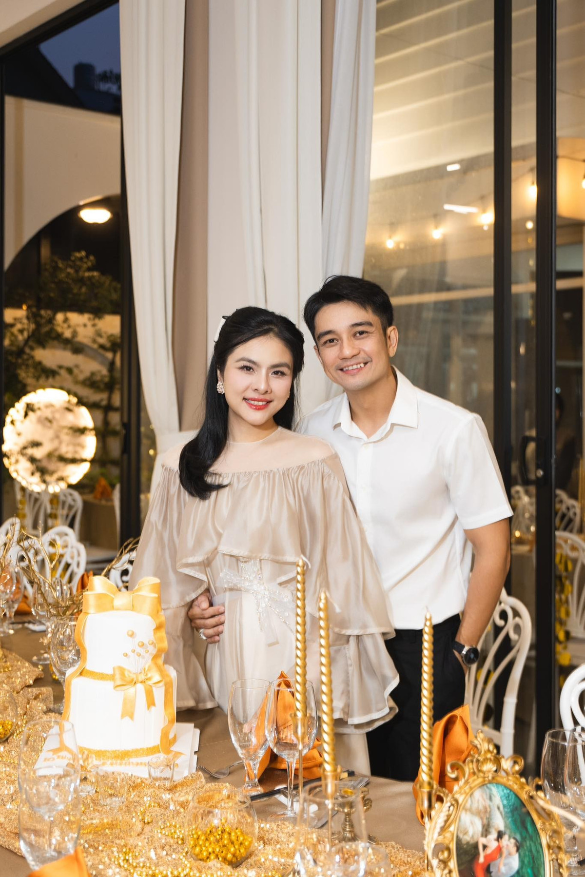 Diễn viên Vân Trang và doanh nhân Quân Lê tổ chức tiệc kỷ niệm vào tối ngày 9/1. Không gian bữa tiệc mang tông màu vàng, đầy lung linh.