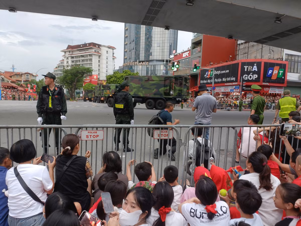 Khi các đoàn xe tiến vào đường Thanh Niên, người dân hò reo, cổ vũ.