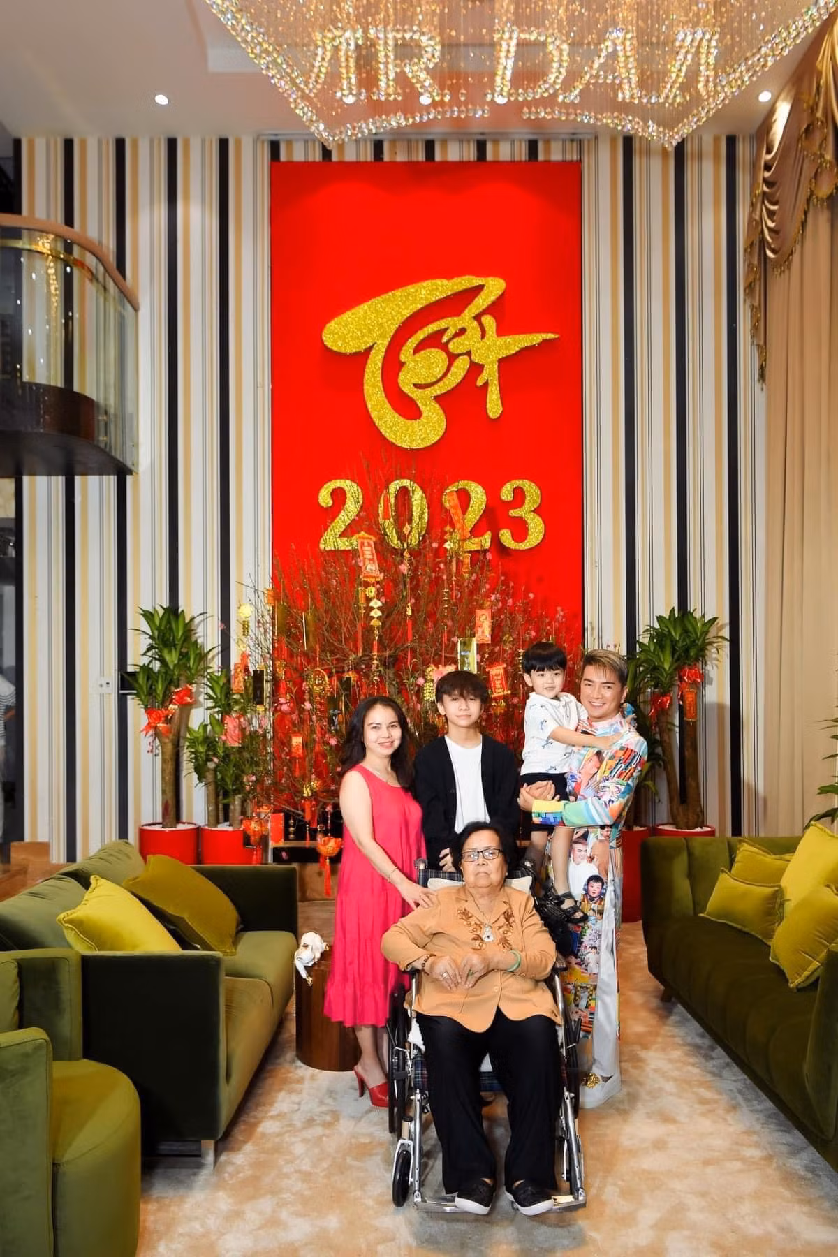 Lâm Quân thi thoảng tham gia các sự kiện giải trí, các buổi tiệc nội bộ gia đình. Ảnh: FB Đàm Vĩnh Hưng.