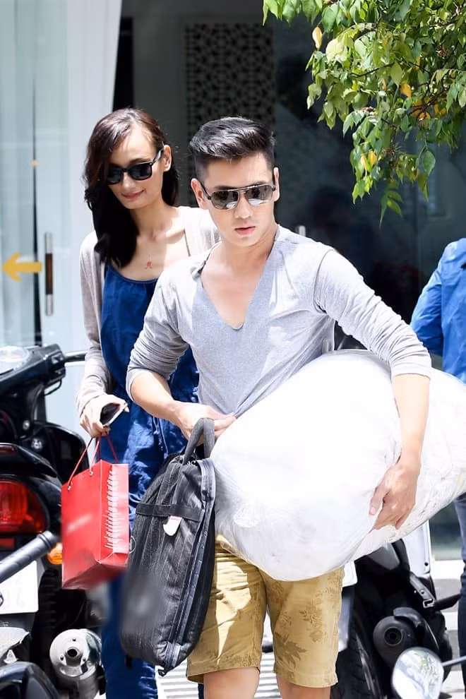 Nam diễn viên nhắn nhủ ngọt ngào đến vợ: "Sẽ còn nhiều lần 11 năm cùng nhau nữa nhé bạn đời tôi ơi! 11 năm đủ để chúng ta không phải nói thêm những lời ngọt ngào nào nữa cả em nhỉ. I love you. Now and ever".