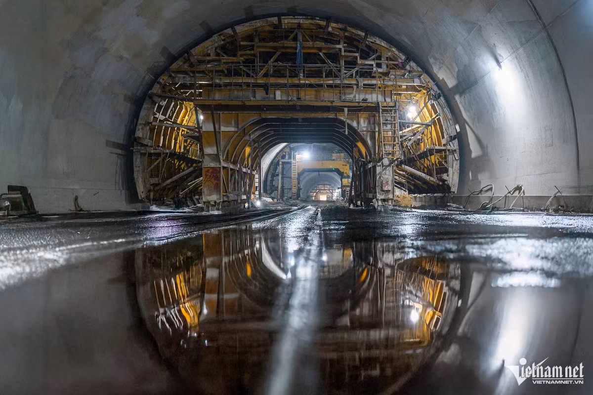 Đại diện Tập đoàn Đèo Cả cho biết, ống hầm phải (hướng Bắc - Nam) đã đào thông, về đích sớm hơn kế hoạch 6 tháng. Tại hầm 3, nhóm công nhân bắt đầu thi công hạng mục K95, gia cố, xử lý nền trước khi tiến hành các lớp mặt đường phía trên.