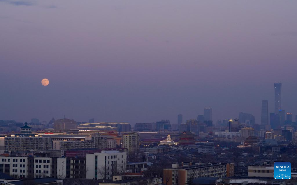 Bức ảnh chụp ngày 3/1/2026 ghi lại hình ảnh Mặt Trăng trên bầu trời Bắc Kinh, Trung Quốc.