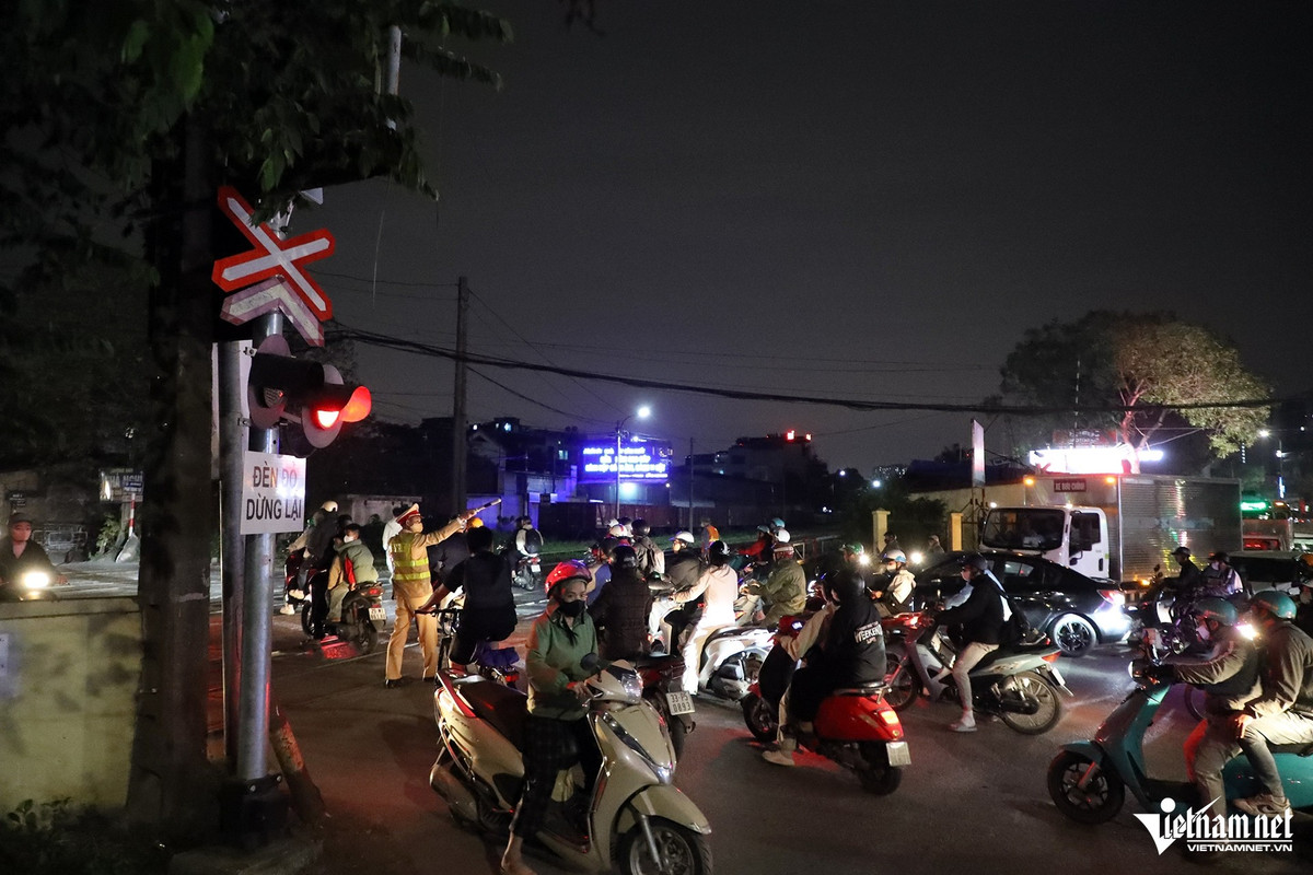 20h ngày 3/3, tổ công tác do Đại úy Trần Xuân Lâm, cán bộ Đội CSGT đường bộ số 14 (Phòng CSGT Công an Hà Nội), làm tổ trưởng, tiến hành tuần tra dọc theo tuyến đường sắt Bắc – Nam (đoạn từ Ngọc Hồi đến Văn Điển, Hà Nội).