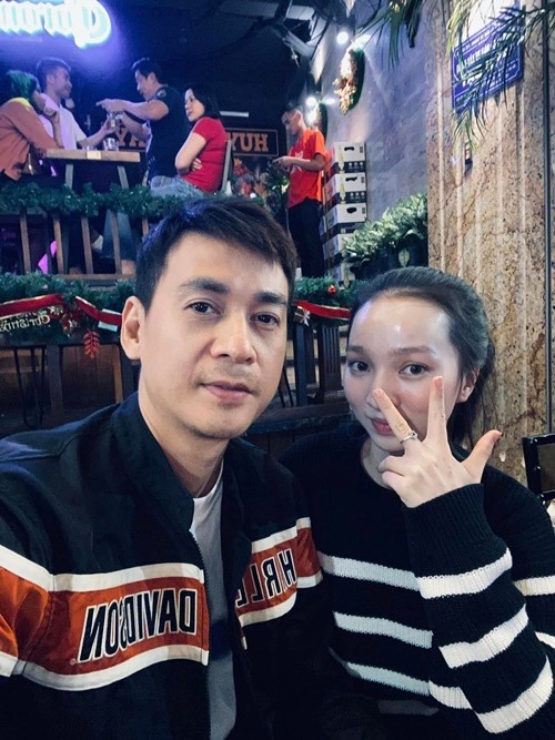 Vợ Ngọc Thuận chia sẻ trên Dân Việt, cô lần đầu gặp chồng trong một buổi tiệc cưới. Bích Ngọc cho biết: “Mới đầu khi bước vô sảnh, tôi thấy một người đàn ông đang đứng chụp hình với cô dâu chú rể. Sao mà nhìn sáng, đẹp dữ vậy. Tôi quay sang hỏi bạn hình như anh này là diễn viên thì phải”. Ảnh: FB Ngọc Thuận.