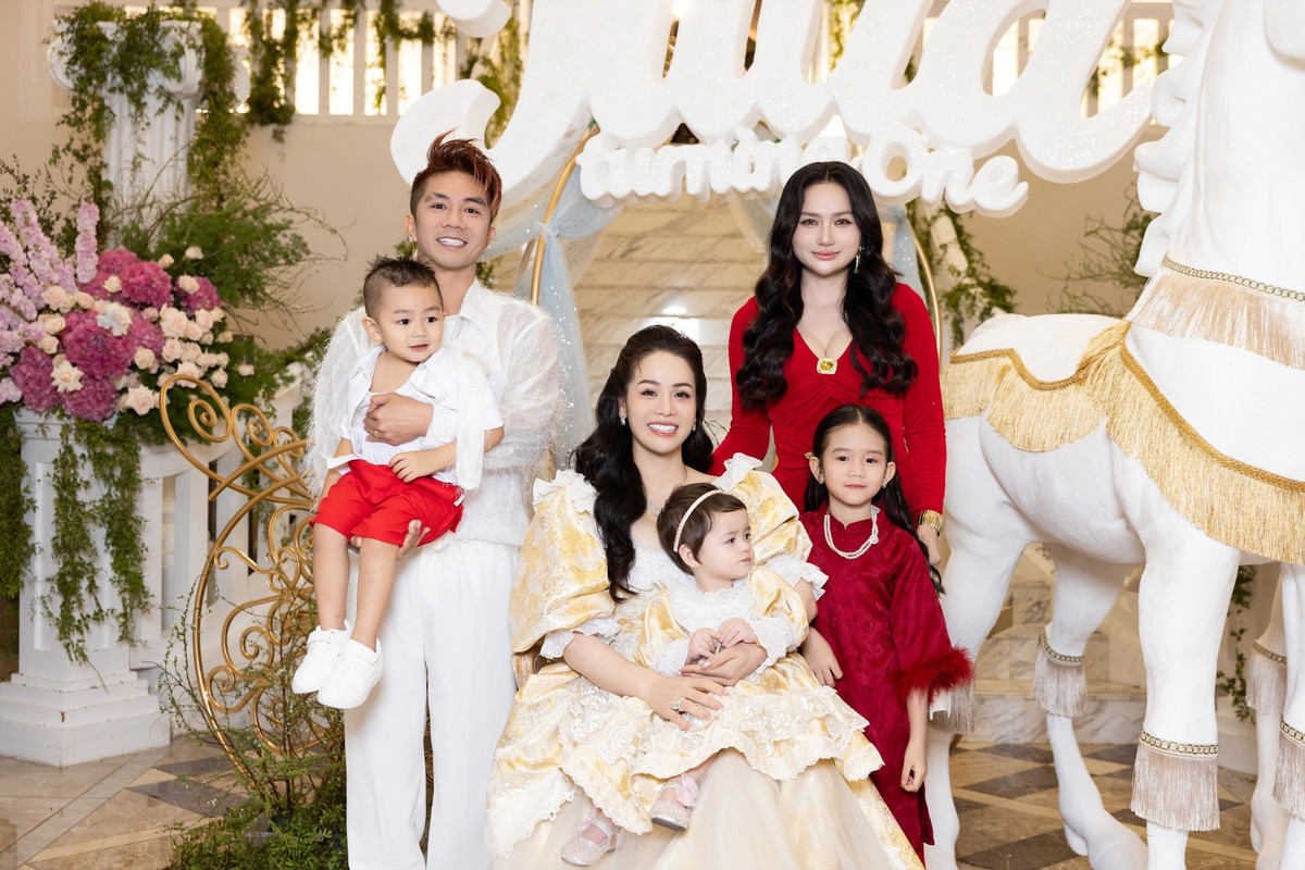 Vợ chồng ca sĩ Khánh Đơn – người mẫu Huỳnh Như đưa hai con đến chúc mừng con gái Nhật Kim Anh tròn 1 tuổi. Ảnh: FB Nhật Kim Anh.