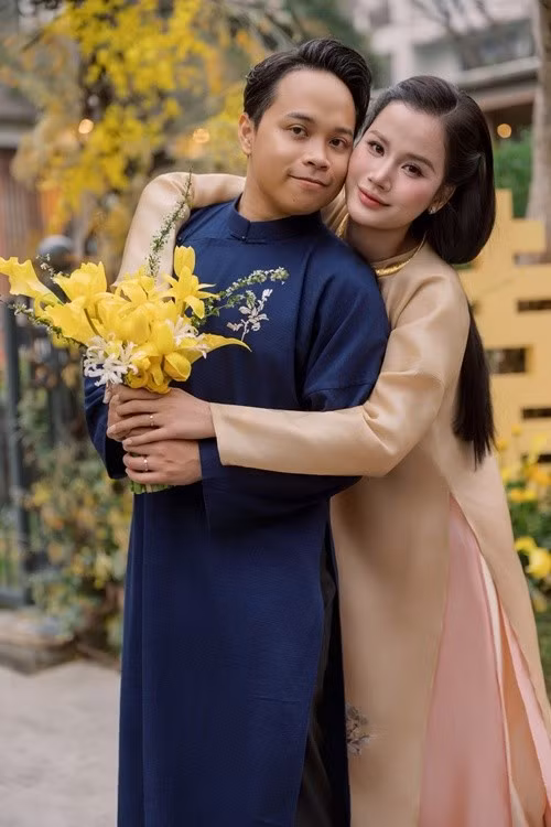 Hương Ly trải lòng: "Một buổi tiệc trà nhỏ, ấm cúng, do hai đứa con chuẩn bị để gia đình nội ngoại và những người bạn thân từ xa về có dịp quây quần, chia sẻ niềm vui cùng tụi con. Trái ngọt hôm nay có được cũng là nhờ tình thương và sự nâng đỡ của mọi người suốt thời gian qua". Ảnh: FB Hương Ly.