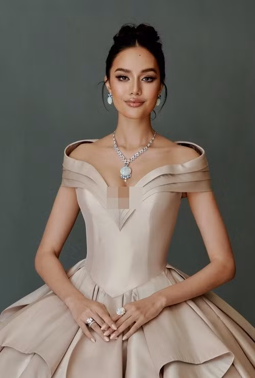 Opal Suchata Chuangsri là đại diện Thái Lan ở Miss World 2025- Hoa hậu Thế giới 2025. Cô có phong cách thời trang tinh tế, nhan sắc quyến rũ, nói tiếng Anh, tiếng Trung trôi chảy. Opal vào thẳng top 40 chung cuộc khi chiến thắng giải phụ Truyền thông khu vực Châu Á - Châu Đại Dương. Mỹ nhân Thái Lan còn đoạt thành tích top 8 phần thi Thử thách đối đầu. Ảnh: FB Opal Suchata Chuangsri.