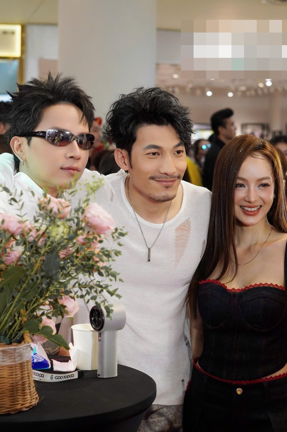 Hình ảnh Ngọc Kayla - Liên Bỉnh Phát tình tứ tại sự kiện nhanh chóng gây chú ý. Ảnh: FB Ngọc Kayla.