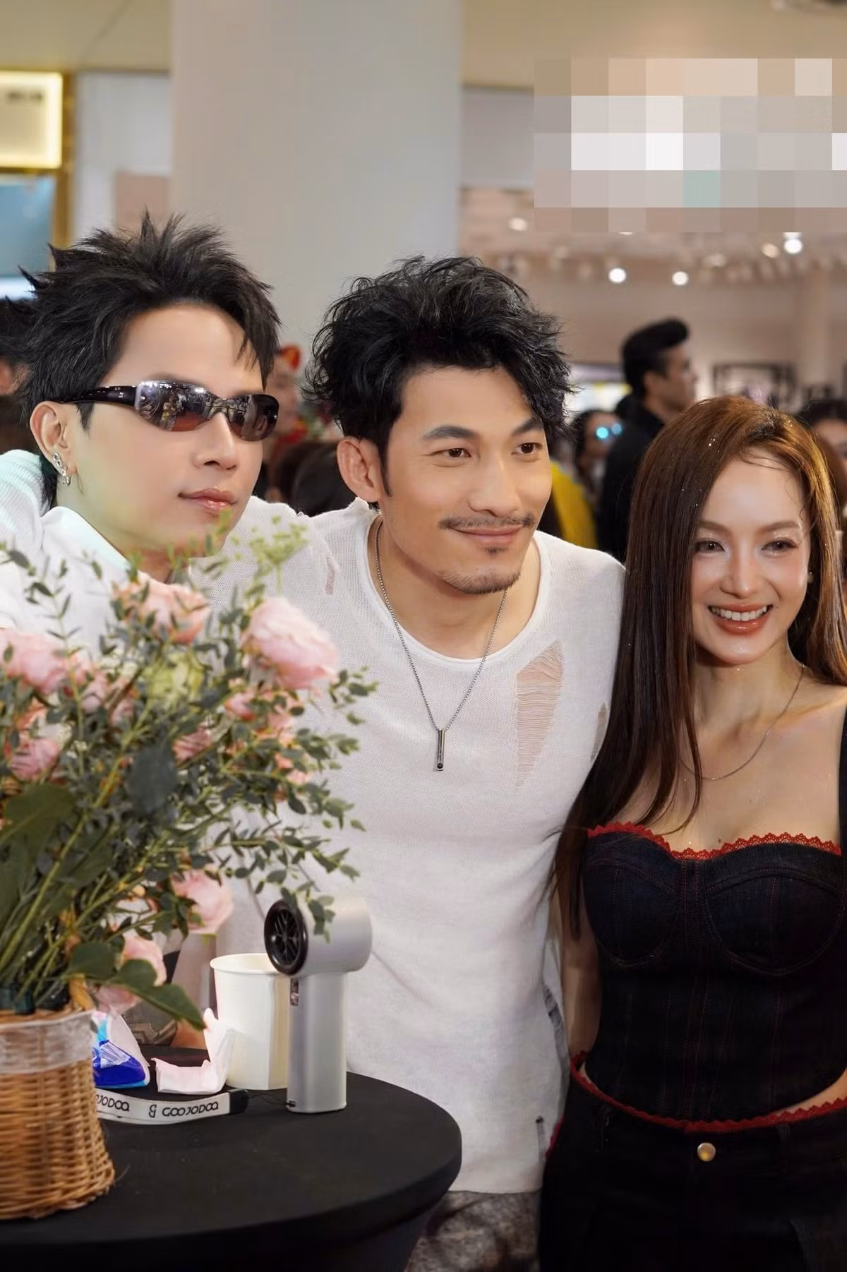 Hình ảnh Ngọc Kayla - Liên Bỉnh Phát tình tứ tại sự kiện nhanh chóng gây chú ý. Ảnh: FB Ngọc Kayla.